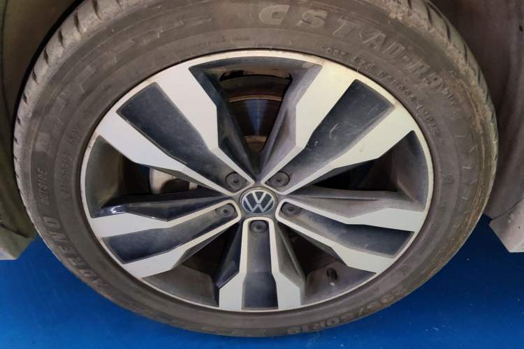 Used Volkswagen Tiguan L 2022 330TSI Automatic Two-Wheel Drive R-Line Enhanced Edition Left Front Wheel Hub