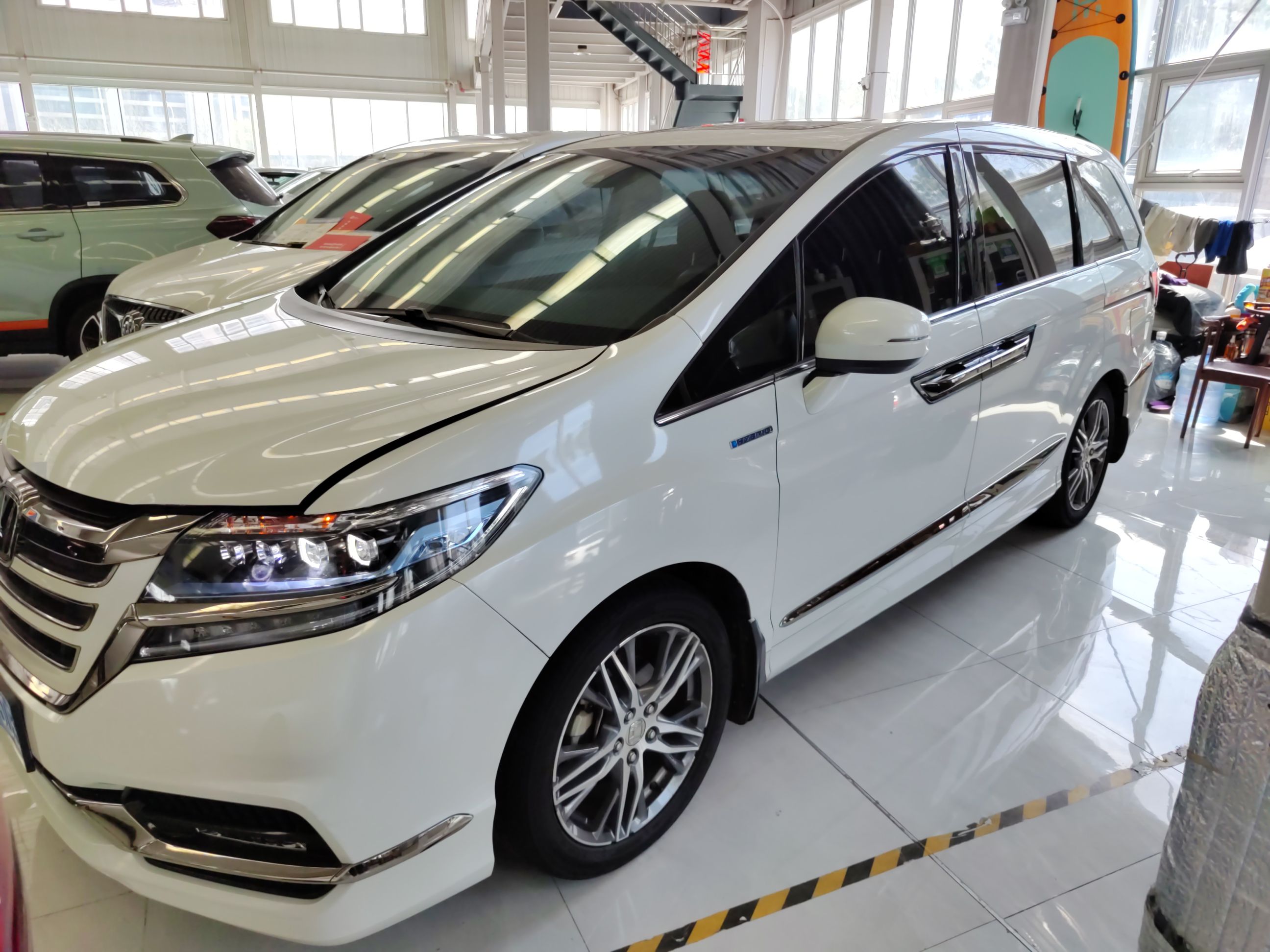 تحت مقدمة السيارة