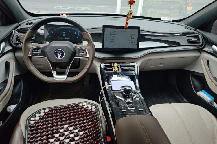 Used BYD Qin PLUS 2024 HONOR Edition DM-i 55KM Leading Model Center Console