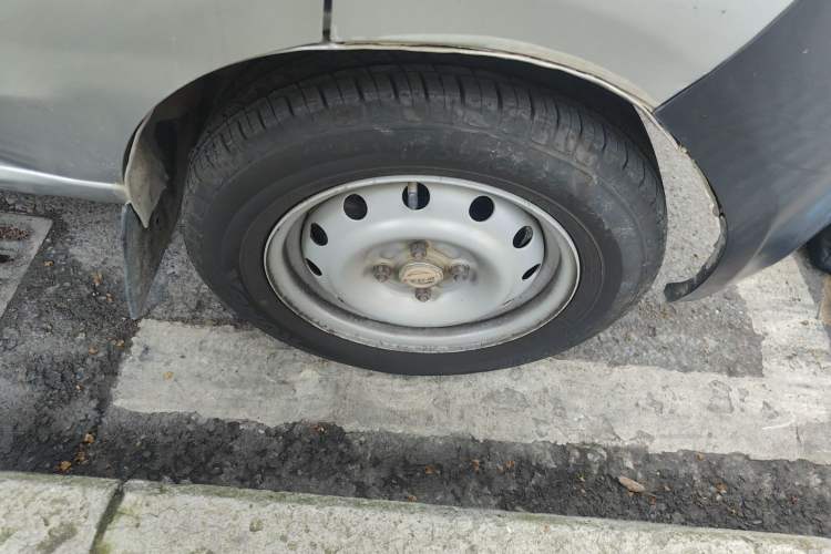 Used Jinbei Hiace X30 2023 1.5L Super-Comfortable Passenger Van 5/6/7-Seater Non-Air-Conditioned Version Model SWC15M Right Front Wheel Hub