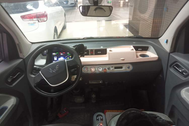 Used Wuling Hongguang MINIEV 2022 Macaron Premium Model – Lithium Iron Phosphate Center Console