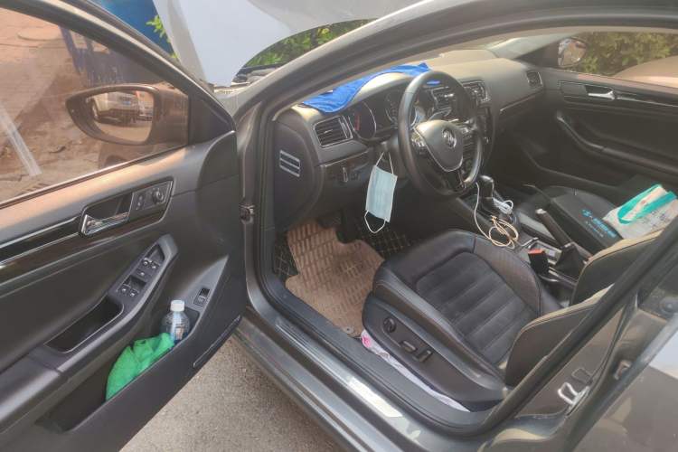 Used Volkswagen Sagitar 2015 230TSI Automatic Luxury Model Driver Seat