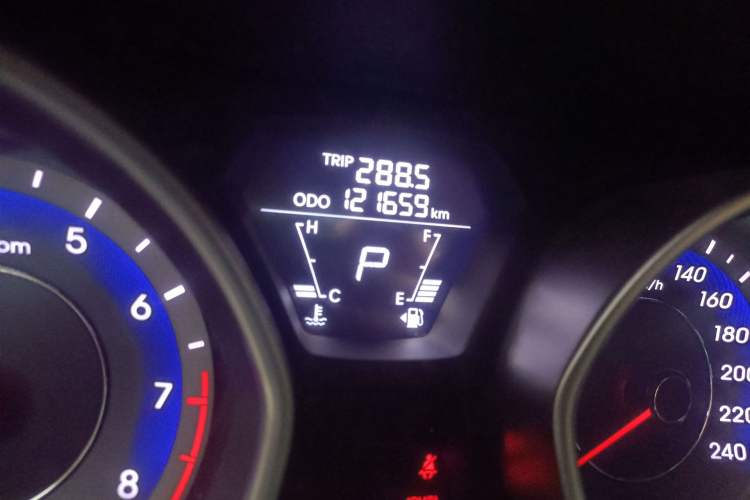 Used Hyundai Elantra (5th Generation / Langdong) 2015 1.6L Automatic Fashion Model Odometer Close Up