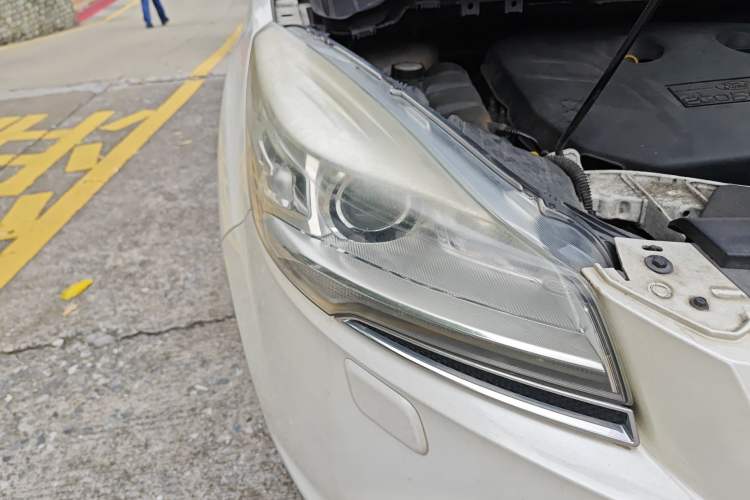 Used Ford Kuga 2013 2.0L GTDi Four-Wheel Drive Premium Model Right Front Headlight