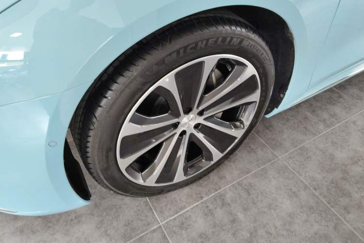 Used Hima Luxeed S7 2025 855 km Max
