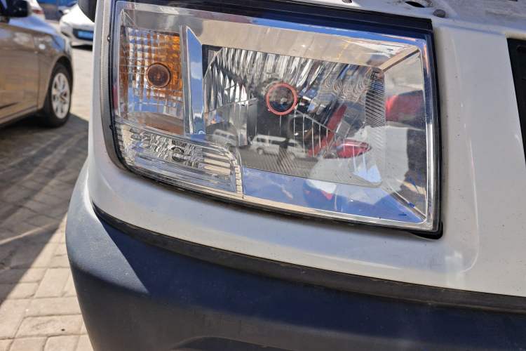 Used Iveco Daily 2021 2.5T A35 M1 Passenger Van 5-9 Seats Short Wheelbase Low Roof Single Tire Manual Doors