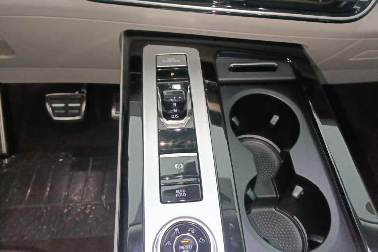 Used Volkswagen Tavendor 2024 Facelifted 380TSI All-Wheel Drive R-Line Cruise Premium Edition Gear Lever