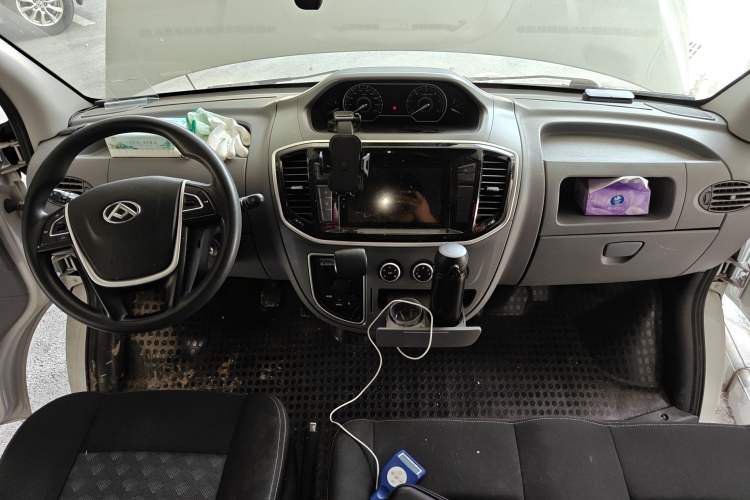 Used SAIC MAXUS Xintu V80 2021 2.0T AMT Classic Aoyuntong Short Wheelbase Mid-Roof 5/6-Seater
