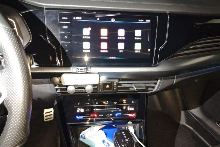 Used Volkswagen Passat New Energy 2022 430 PHEV Hybrid Luxury Edition Audio And AC Panel