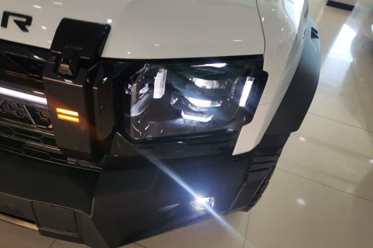 Used JETOUR Traveler 2024 2.0T All-Wheel-Drive Silver Dragon Wings
