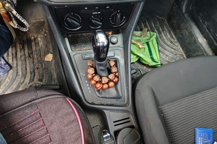 Used Volkswagen Lavida 2015 1.6L Automatic Fashion Edition Gear Lever