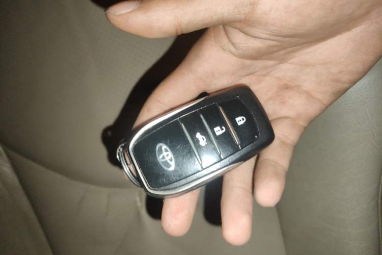 Used Toyota RAV4 2012 Luxurious 2.4L Automatic 4x4 with Stylish Features
