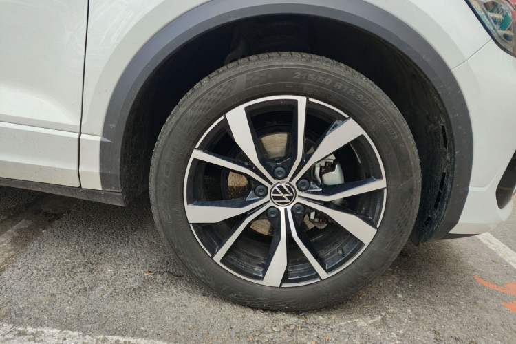 Used Volkswagen T-ROC 2025 Facelifted 300TSI DSG Two-Wheel-Drive Chen Guang Edition Right Front Wheel Hub