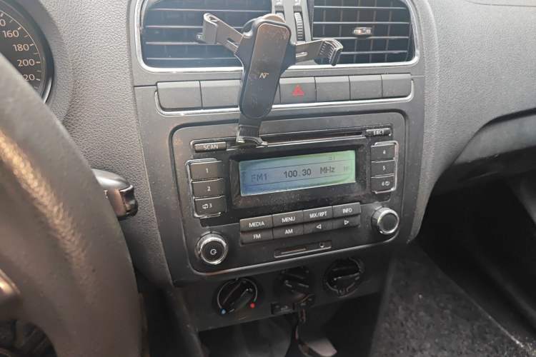 Used Volkswagen Polo 2013 1.6L Automatic Comfort Edition Audio And AC Panel