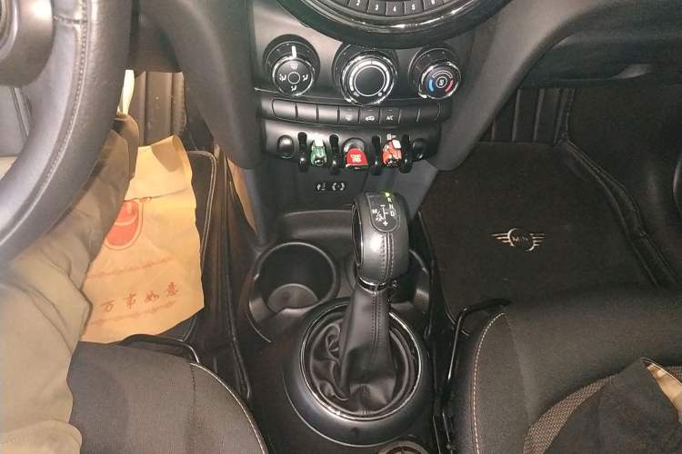 Used MINI 2016 1.2T ONE Pioneer Edition Gear Lever