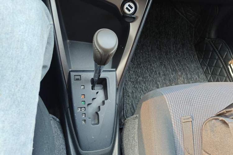 Used Toyota YARiS L Zhi Xuan 2015 1.5E Automatic Charm Edition Gear Lever