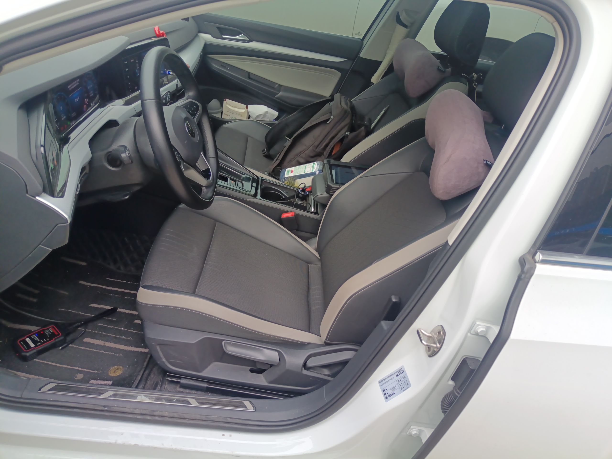 المقاعد الأمامية داخل السيارة