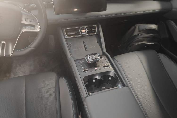 Used BYD Qin L 2024 DM-i 120KM Leading Model Audio And AC Panel