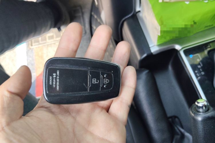 Used Toyota Prado 2018 3.5L Automatic TX-L with Rear-Mounted Spare Tire Vehicle Key