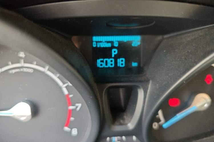 Used Ford EcoSport 2013 1.5L Automatic Fashion Model Odometer Close Up