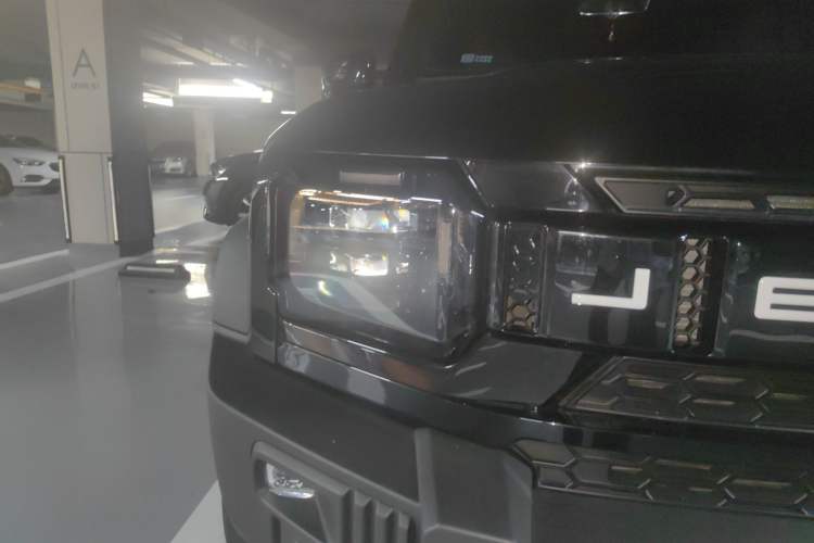 Used JETOUR Traveler 2023 2.0T All-Wheel Drive CrossPRO+ Right Front Headlight