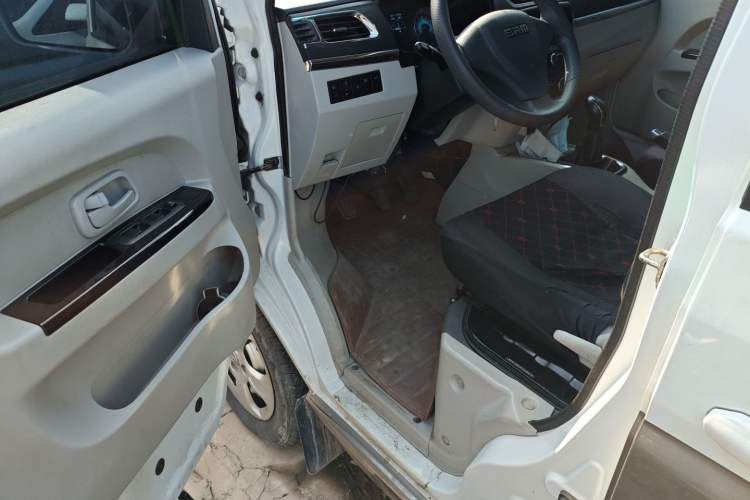 Used SRM New Haishi X30L 2024 1.5L CNG Super Enjoyment Version Passenger Van 6/7 Seats SWCC15M
