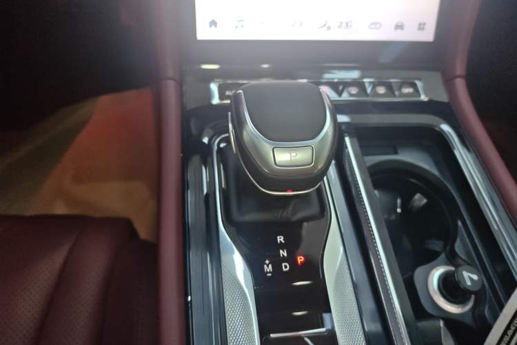 Used Hongqi H5 2024 2.0T Automatic Smart Connect Flagship Edition Gear Lever