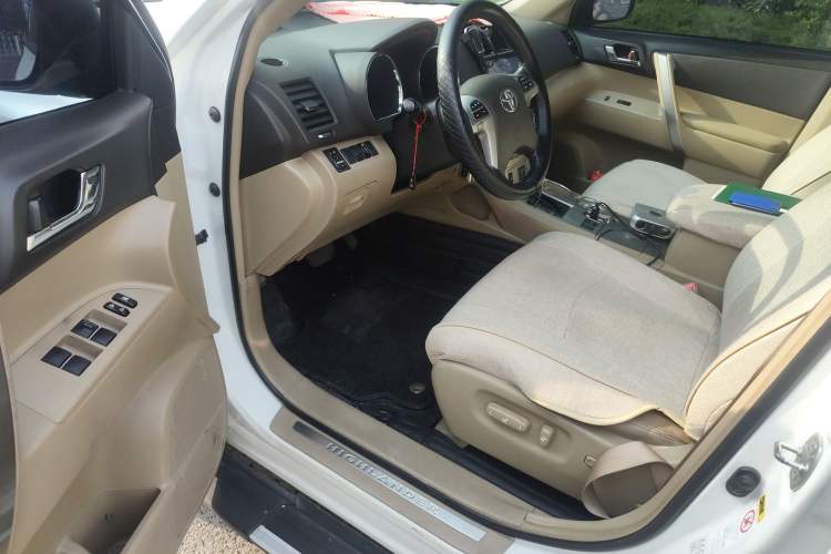 Used Toyota Highlander 2012 2.7L Two-Wheel Drive 7-Seater Luxury Edition
