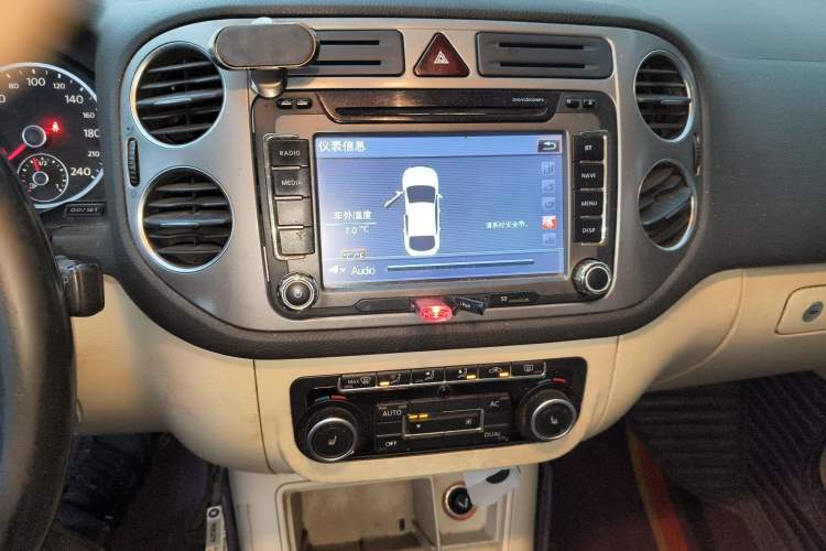 Used Volkswagen Tiguan 2012 1.8TSI Automatic Two-Wheel Drive Elite Edition Audio And AC Panel