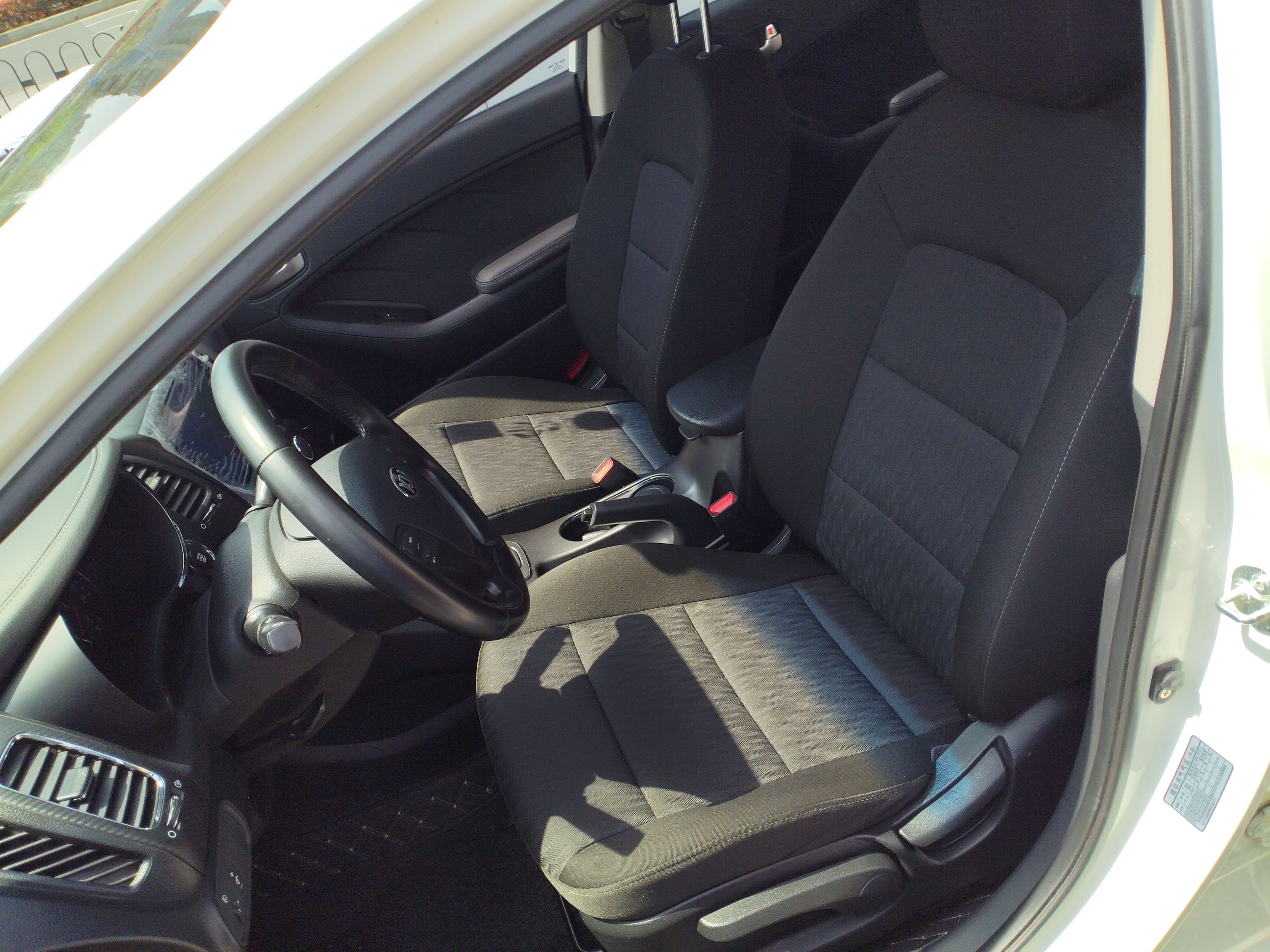 Переднее сиденье в автомобиле