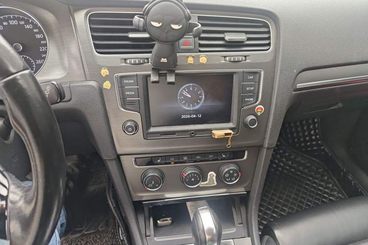 Used Volkswagen Golf 2016 230TSI Automatic Luxury Version Audio And AC Panel