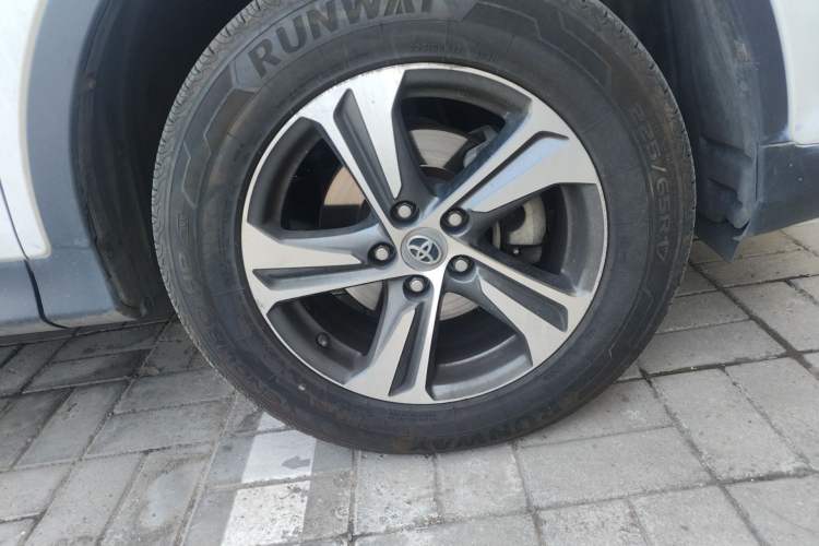 Used Toyota RAV4 2015 2.0L CVT Two-Wheel Drive Fashion Edition Right Front Wheel Hub