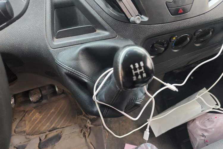 Used Ford Transit 2017 2.0T Diesel Van Short Wheelbase Low Roof China IV Standard Gear Lever