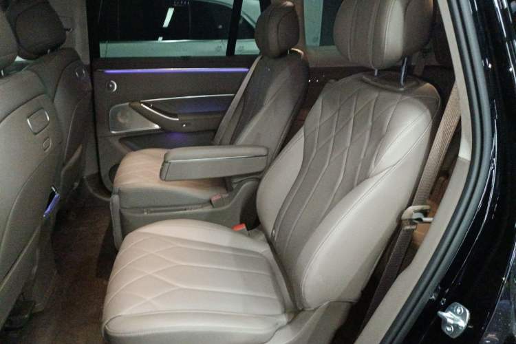 Used Hima AITO M8 2025 Model Pure Electric Max+ Six-Seat Four-Wheel-Drive Version
