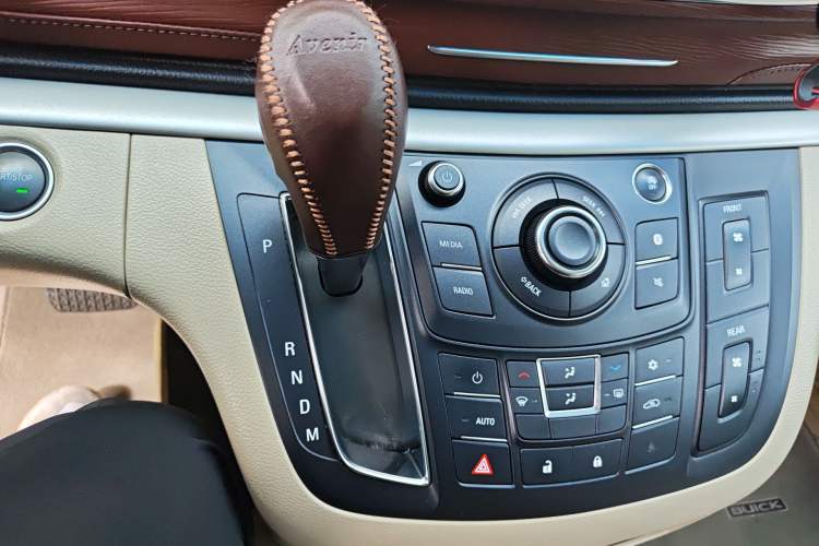 Used Buick GL8 2018 28T Luxury Model China VI Standard Gear Lever