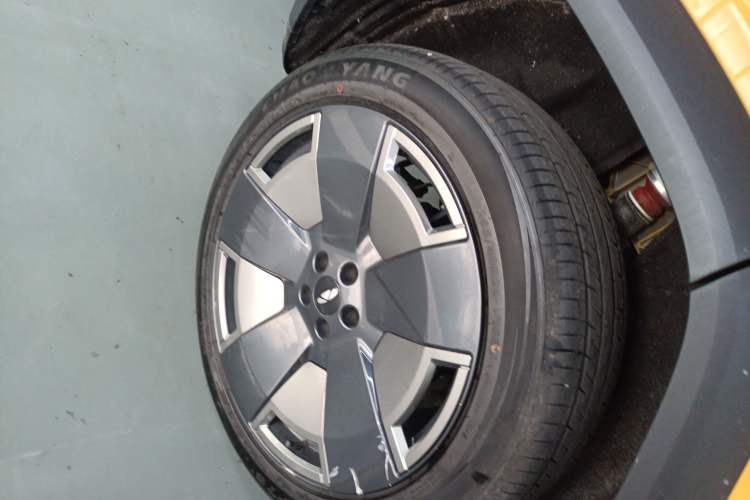 Used Chery Fulwin X3L 2025 Model 205 All-Wheel Drive High-Energy Edition Right Rear Wheel Hub