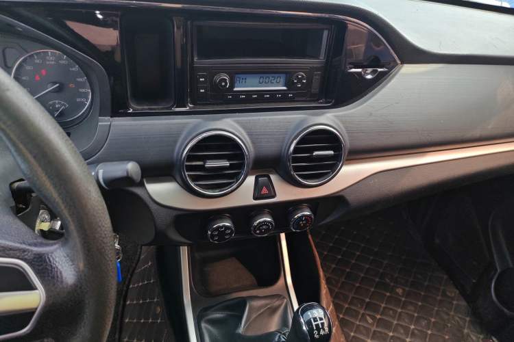 Used Dongfeng Ruichi 2019 2.4L Gasoline China VI Standard Two-Wheel-Drive Standard Cab 2TZD Audio And AC Panel