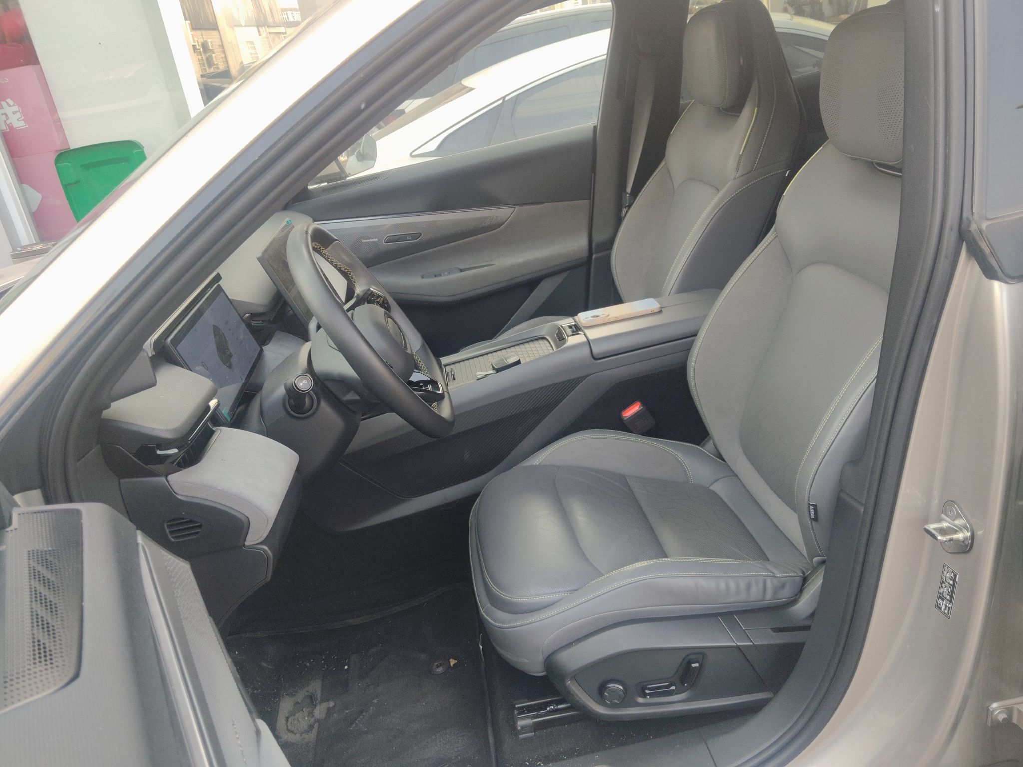 المقاعد الأمامية داخل السيارة