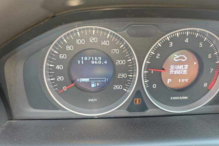 Used Volvo XC60 2012 T5 Comfort Edition Odometer Close Up