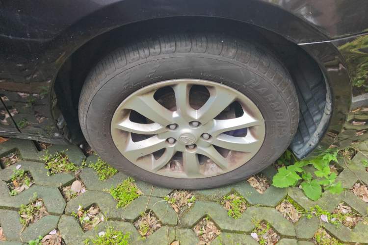 Used Soueast V5 Lingzhi 2012 1.5L Manual Comfort Edition Right Front Wheel Hub