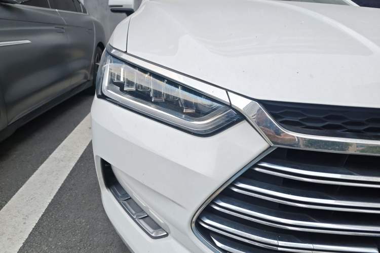 Used BYD Qin Pro New Energy 2018 DM 1.5TI Automatic Smart Connect Dynamic Model Right Front Headlight