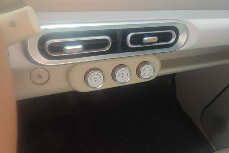 Used Wuling Hongguang MINIEV 2024 3rd Generation 215km Youth Edition Audio And AC Panel