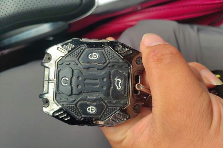 Used JETOUR Traveler 2024 2.0T All-Wheel-Drive Silver Dragon Wings Vehicle Key