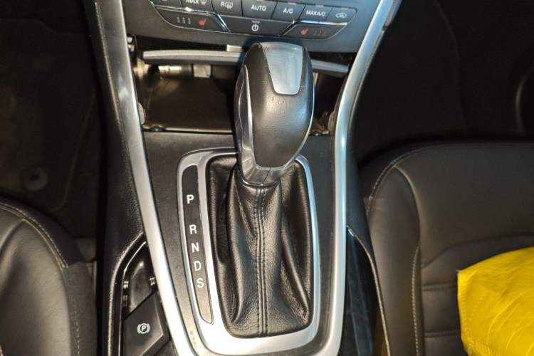 Used Ford Edge 2015 2.0T GTDi Two-Wheel-Drive High-Line Version