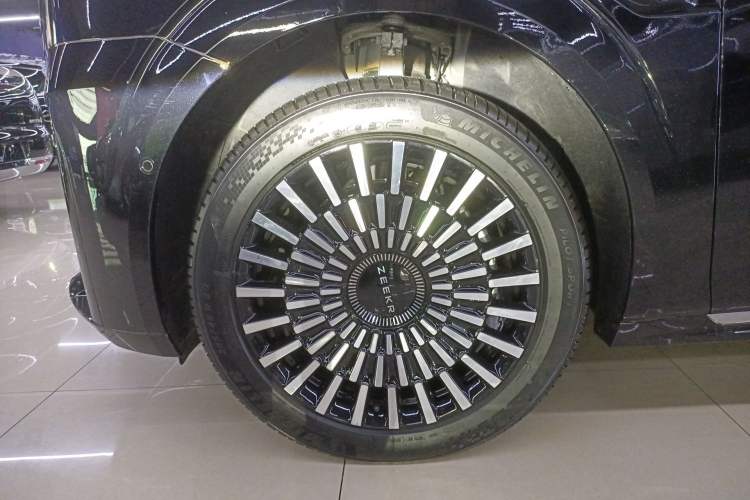 Used Zeekr 009 2024 7-Seater Walk-Through Version Four-Wheel Drive 108 kWh
