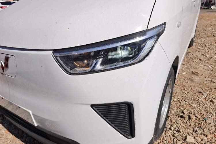 Used Wuling Yangguang 2024 300KM Comfort Version Passenger Van 75kW Left Front Headlight