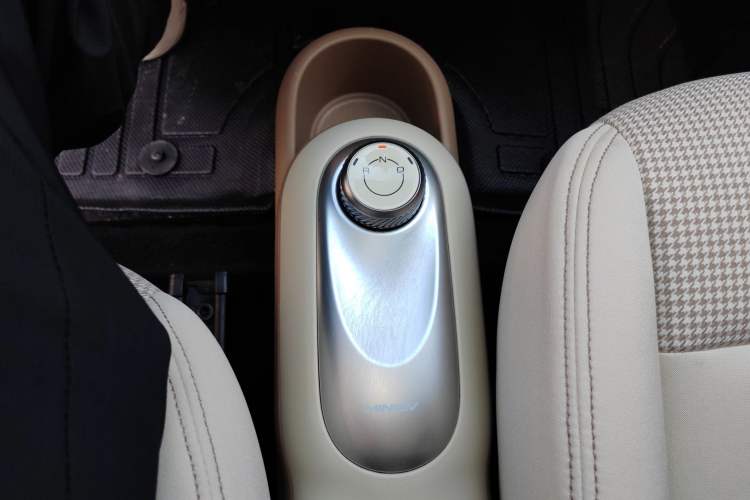 Used Wuling Hongguang MINIEV 2025 Four-Door Version Advanced Edition Gear Lever