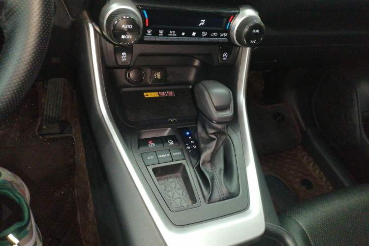 Used Toyota RAV4 2023 2.0L CVT Two-Wheel Drive Fashion Edition Gear Lever