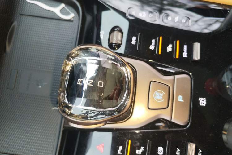 Used Denza D9 2022 DM-i 1040 Prestige Model