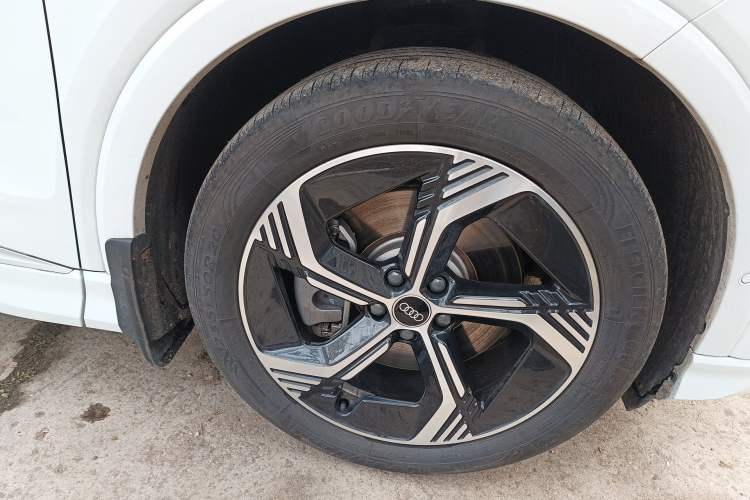 Used Audi Q4 e-tron 2023 40 e-tron Boundary Edition Right Front Wheel Hub